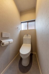 クロスに張替えられ綺麗になったトイレ